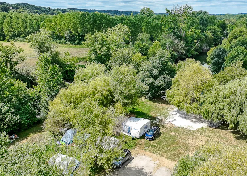 Emplacement Privilège Bord De Rivière (Électricité 16A + Eau + Frigo + Table)