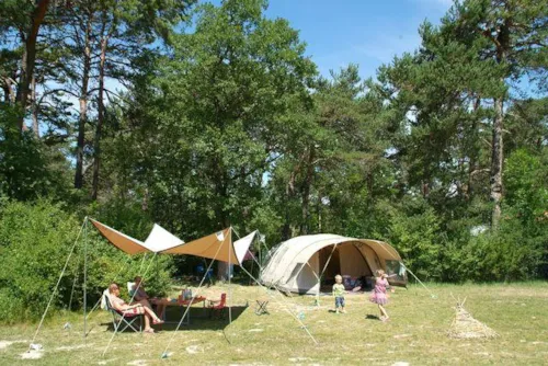 Pitch - Deluxe Pitch Package (Field View And Private Sanitary), Person And Electricity Extra - image n°4 - Camping L'Hirondelle France *****
