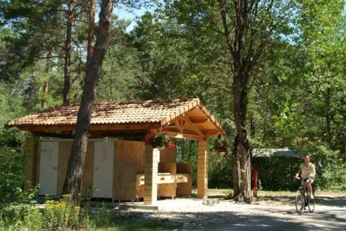 Pitch - Deluxe Pitch Package (Field View And Private Sanitary), Person And Electricity Extra - image n°6 - Camping L'Hirondelle France *****