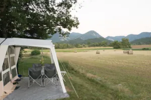 Emplacement - DELUXE kampeerplek (uitzicht op de velden & privé badkamer), personen en elektriciteit te boeken als optie - Camping L'Hirondelle France *****