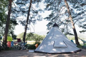 Emplacement - PREMIUM Kampeerplek PAKKET(uitzicht op velden of rivier),personen en elektriciteit extra - Camping L'Hirondelle France *****