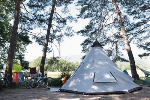 Emplacement - Forfait Emplacement Premium (Vue Champ Ou Rivière), Personnes Et Électricité En Supplément - image n°1 - Camping L'Hirondelle France *****