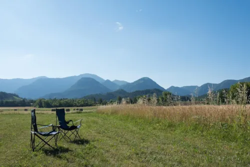 Emplacement - Forfait Emplacement Premium (Vue Champ Ou Rivière), Personnes Et Électricité En Supplément - image n°2 - Camping L'Hirondelle France *****