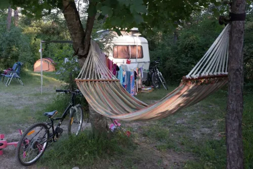 Emplacement - Forfait Emplacement Confort, Personnes Et Électricité En Supplément - image n°2 - Camping L'Hirondelle France *****