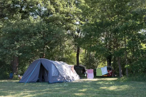 Emplacement - Forfait Emplacement Confort, Personnes Et Électricité En Supplément - image n°3 - Camping L'Hirondelle France *****
