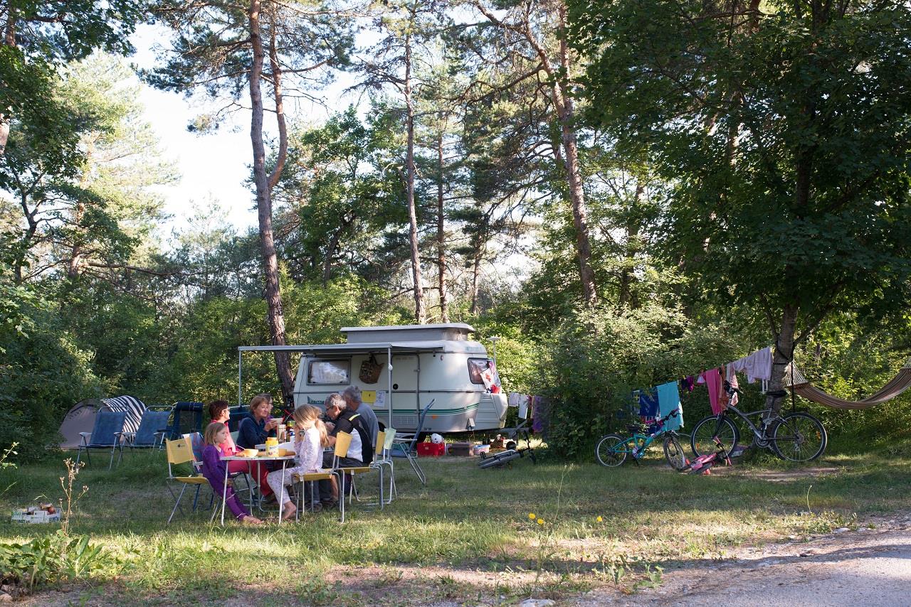 Kampeerplaats - Confort Kampeerplek, Personen En Elektriciteit Te Boeken Als Optie - Camping L'Hirondelle