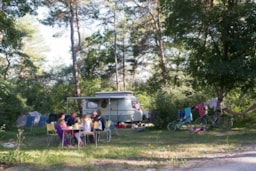 Stellplatz - Confort Stellplatz Forfait, Persons Und Elektrizität Als Option Zu Reservieren - Camping L'Hirondelle