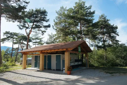 Emplacement - Forfait Emplacement Standard, Personnes Et Électricité En Supplément - image n°5 - Camping L'Hirondelle France *****