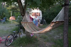 Emplacement - STANDAARD Kampeerplek PAKKET, personen en elektriciteit te boeken als optie - Camping L'Hirondelle France *****