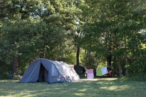 Emplacement - Forfait Emplacement Standard, Personnes Et Électricité En Supplément - image n°3 - Camping L'Hirondelle France *****