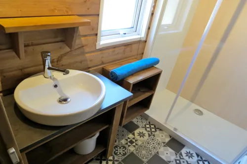 Accommodation - Naturalis Cottage Nr 9, 12, 13, 14, 15, 26, 27, 29, 30-33, 35, 36, 41, 42, 43, 44, 49, 50, 88 2 - image n°8 - Camping L'Hirondelle France *****
