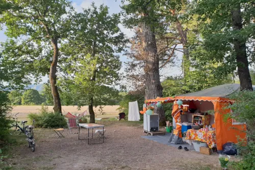 Emplacement - Forfait Emplacement Premium (Vue Champ Ou Rivière), Personnes Et Électricité En Supplément - image n°5 - Camping L'Hirondelle France *****