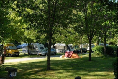 Pitch + 1 car + 1 tent or caravan or camping-car