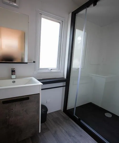 Mietunterkunft - Premium Cottage Chanterelle Duo 2Ch. - Tv - image n°5 - Camping La Marette Sites & Paysages