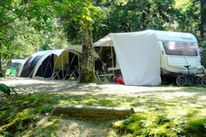 Emplacement - Privileg stellplatz XL - Camping La Marette Sites & Paysages