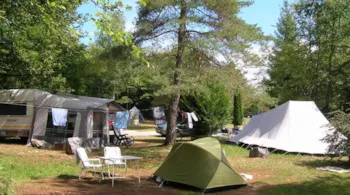 Stellplatz - Stellplatz Ohne Strom Zelt, Wohnwagen Oder Wohnmobil, 2 Personen, 1 Auto - Clico Chic - Camping Trelachaume