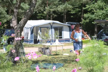 Stellplatz - Stellplatz Mit Strom Zelt, Wohnwagen Oder Wohnmobil, 2 Personen, 1 Auto - Clico Chic - Camping Trelachaume
