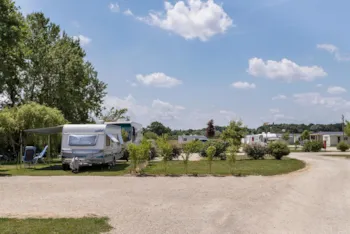 Stellplatz - Stellplatz Stabilisiert Kiesboden/Gras (Strom, Wasser, Abwasser) - Le Lac d'Orient