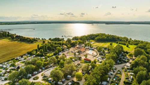 Foto #1 van Le Lac d’Orient