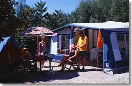 Stellplatz - Stellplatz Grand Confort -Zelt, Wohnwagen, Wohnmobil, Strom + Fließwasser- Und Abwasseranschluss - Camping Cros de Mouton