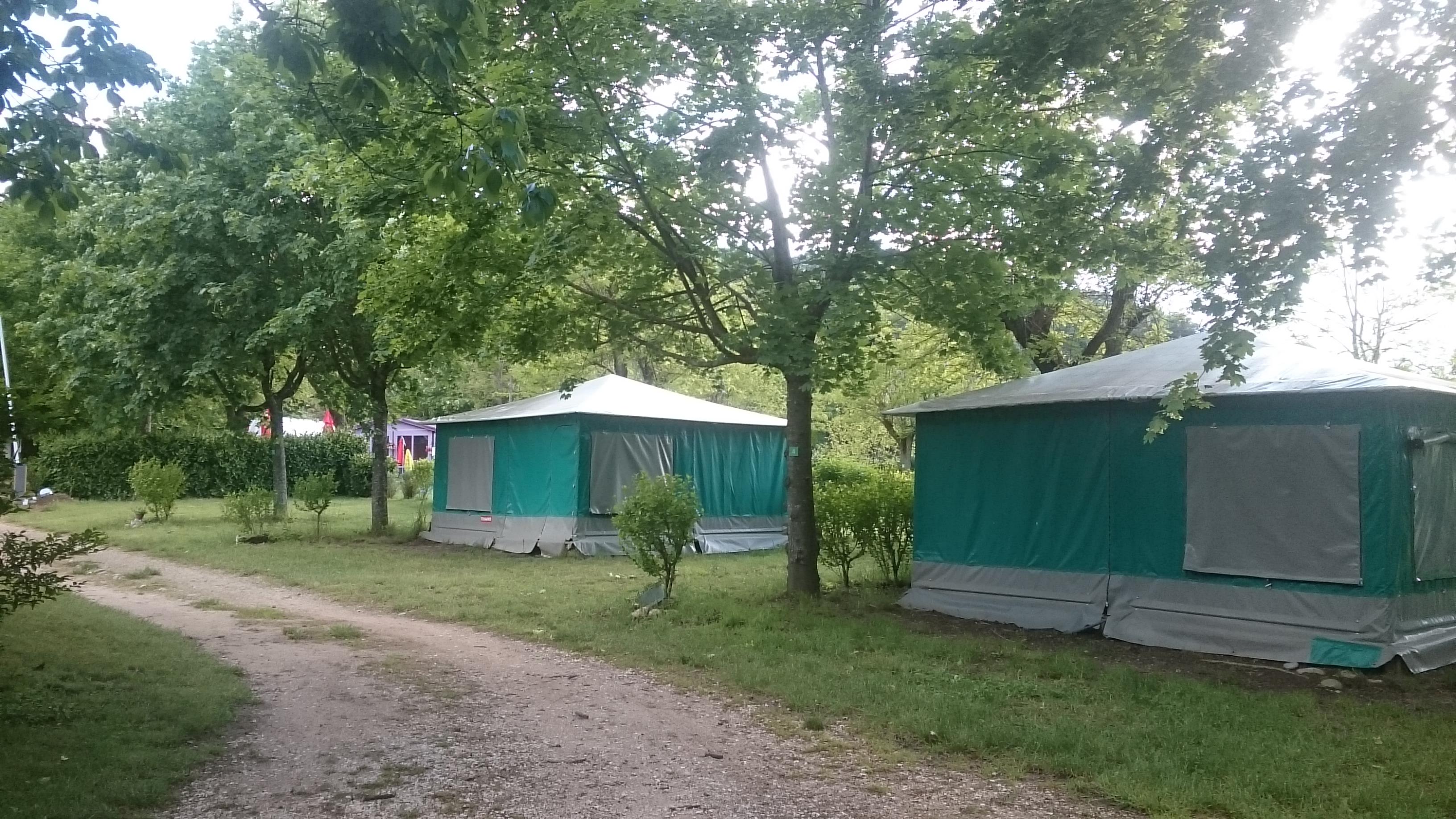 Mietunterkunft - Eingerichtetes Zeltbungalow Pro Woche - Camping de la Vallée du Doux