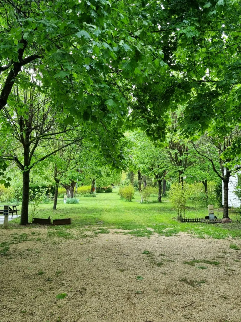 Forfait: 1 À 2 Pers+ Emplacement + Véhicule + Tente Ou Caravane