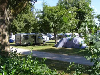 Stellplatz - Pauschale: Fahrzeug/Zelt Oder Wohnwagen Oder Wohnmobil/Stellplatz - Camping de la Route d'Or