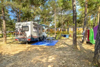 Stellplatz - Preis Stellplatz « Komfort » - 90M² - Camping La Farigoulette