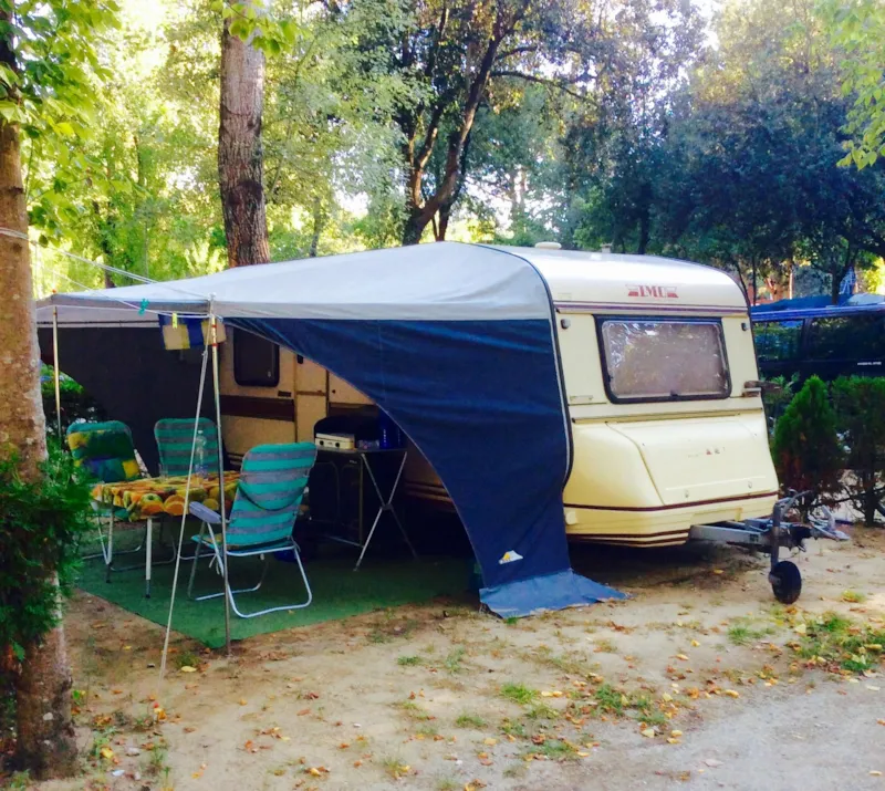 Emplacement 2 Adultes,1 Tente,1 Caravane Ou 1 Camping-Car + 1 Véhicule+ Électricité Max 5 A < 6.5M