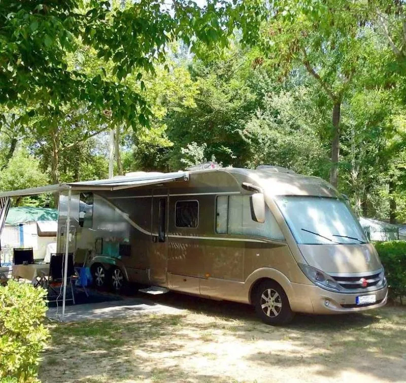 Emplacement 2 Adultes,1 Tente,1 Caravane Ou 1 Camping-Car + 1 Véhicule+ Électricité Max 5 A > 6.5M