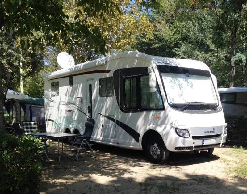 Emplacement 2 Adultes,1 Tente,1 Caravane Ou 1 Camping-Car + 1 Véhicule+ Électricité Max 5 A > 6.5M