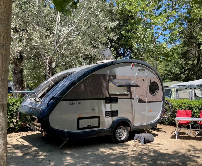 Emplacement 2 Adultes,1 Tente,1 Caravane Ou 1 Camping-Car + 1 Véhicule+ Électricité Max 5 A < 6.5M