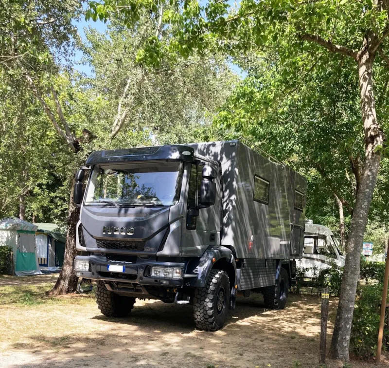 Emplacement 2 Adultes,1 Tente,1 Caravane Ou 1 Camping-Car + 1 Véhicule+ Électricité Max 5 A > 6.5M