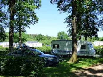 Kampeerplaats(en) - Basisprijs Comfortplaats (1 Tent, Caravan Of Camper / 1 Auto / Elektriciteit 16A) - Camping Seasonova La Forêt