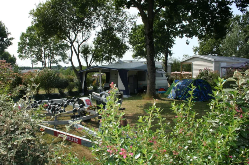 Emplacement + 1 Véhicule/ Ccar