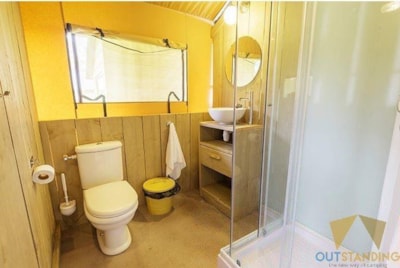 Safari tent with private facilities — 3