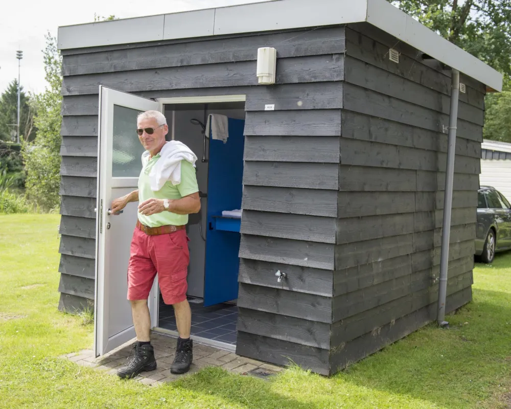 Pitch - Pitch + Toilet Blocks ( Includes 5 Kwh Electricity) - Camping de Rammelbeek