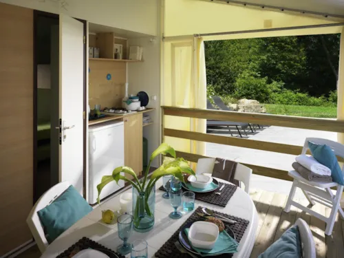 Location - Bungalow Toilé - Sans Sanitaires. 1 Chambre Lit Double, 1 Chambre 3 Couchages (1 Superposé) - image n°2 - Camping Le Colombier