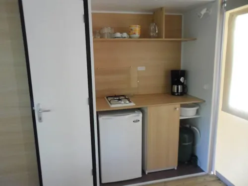 Location - Bungalow Toilé - Sans Sanitaires. 1 Chambre Lit Double, 1 Chambre 3 Couchages (1 Superposé) - image n°3 - Camping Le Colombier