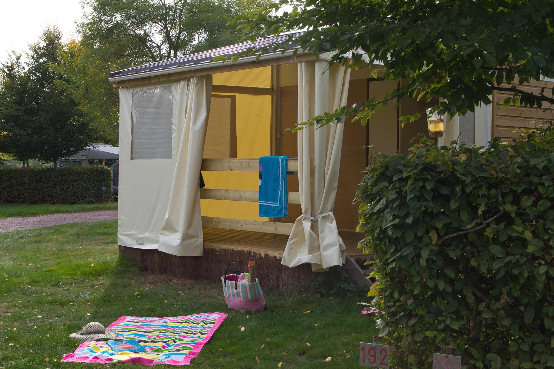 Mietunterkunft - Bungalow - Ohne Sanitärausstattung. 1 Schlafzimmer (Doppelbett), 1 Schlafzimmer Mit 3 Einzelbetten - Camping Le Colombier