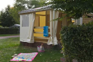 Locatif - Bungalow Toilé - without toilet blocks. 1 bedroom with a double bed, 1 bedroom with 3 single beds - Camping Le Colombier