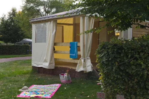 Location - Bungalow Toilé - Sans Sanitaires. 1 Chambre Lit Double, 1 Chambre 3 Couchages (1 Superposé) - image n°1 - Camping Le Colombier
