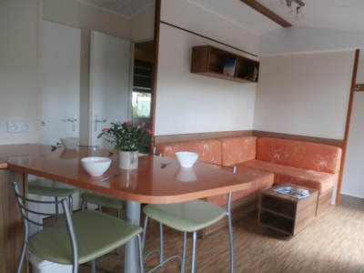 Mobilhome - 3 bedrooms: 1 bedroom with double bed, 2 bedrooms with bunk beds.