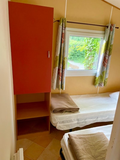 Mobilhome - 2 bedrooms : 1 bedroom with a double bed, 1 bedroom with 2 single beds