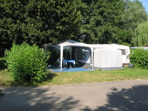 Emplacement - Emplacement Caravane - Tente - Camping-Car Avec Électricité - image n°3 - Camping Le Vieux Moulin