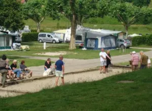 Emplacement - Emplacement en camping Grand Confort - Camping L'AINcontournable