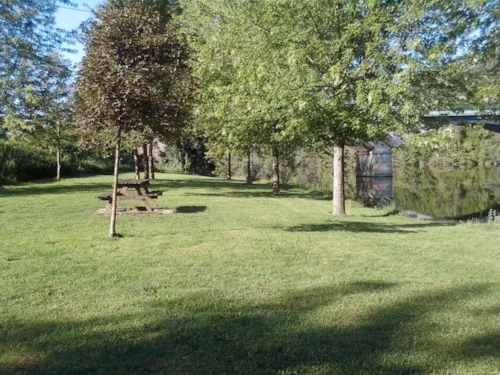 Emplacement - Emplacement En Camping Grand Confort - image n°2 - Camping L'AINcontournable