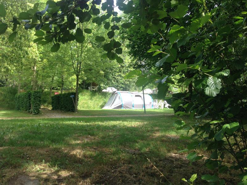 Kampeerplaats - Basisprijs Comfortplaats (1 Tent, Caravan Of Camper / 1 Auto / Elektriciteit 10A) - Camping Domaine de Mépillat