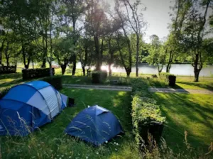 Emplacement - Standard Package (1 tent, caravan or motorhome / 1 car / electricity 10A) - Camping Domaine de Mépillat