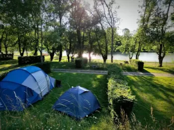 Pitch - Standard Package (1 Tent, Caravan Or Motorhome / 1 Car / Electricity 10A) - Camping Domaine de Mépillat